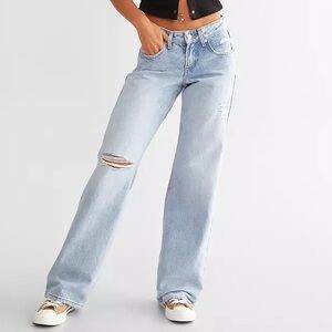 NWT Levi’s Low Rise Loose Light Wash Jeans